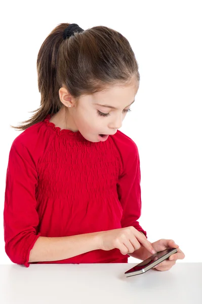 Malá holčička hrát s smartphone — Stock fotografie