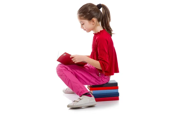 लहान मुलगी वाचन पुस्तक — स्टॉक फोटो, इमेज