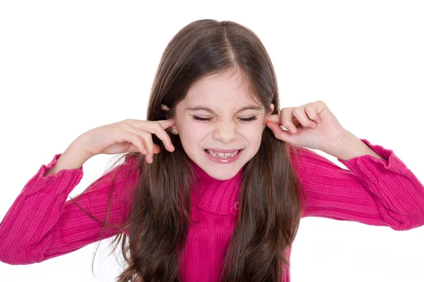 Девушка кладет палец на уши — стоковое фото