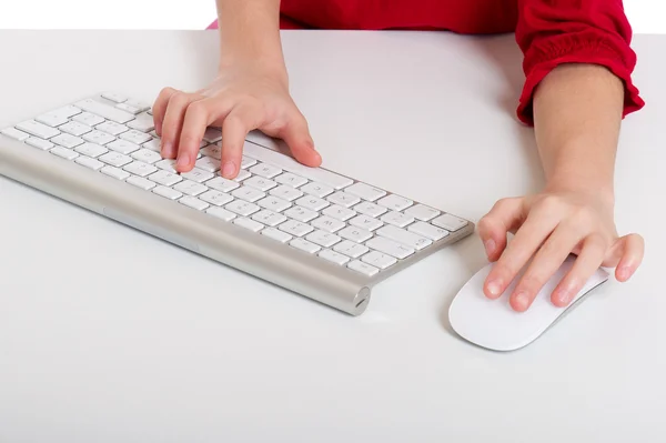与无线电脑键盘和鼠标的小女孩手。 — 图库照片