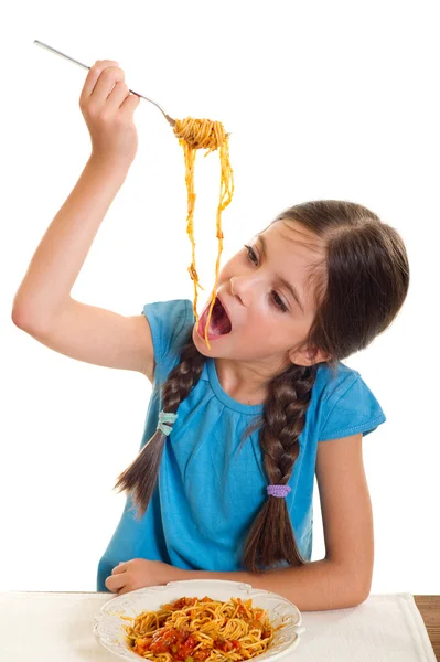 Nettes kleines Mädchen isst Spaghetti — Stockfoto