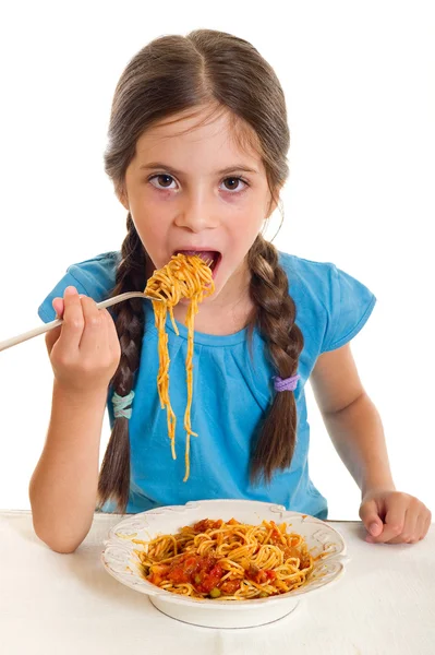 Carino bambina mangiare spaghetti — Foto Stock