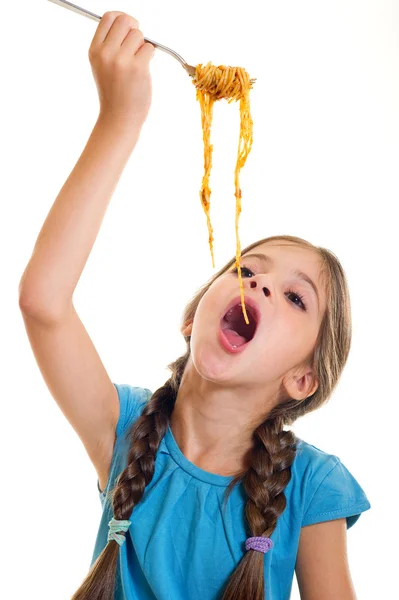 Petite fille mignonne mangeant des spaghettis — Photo