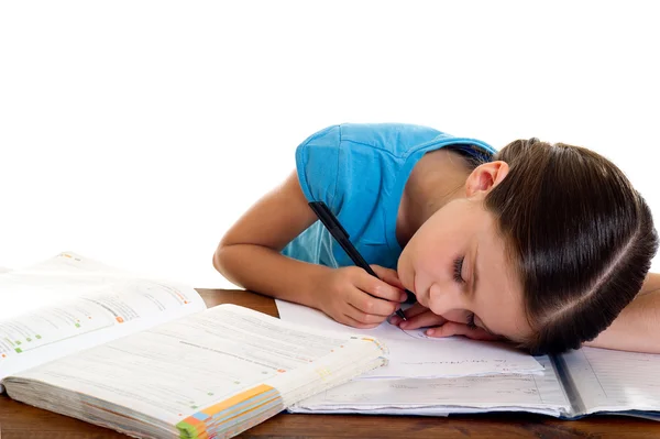 Barn sover medan hon studier — Stockfoto