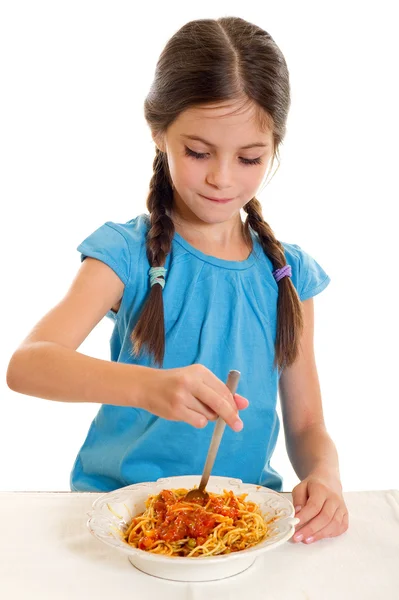Linda niña comiendo espaguetis —  Fotos de Stock