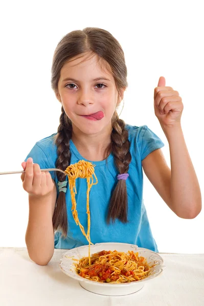 Χαριτωμένο κοριτσάκι τρώει μακαρόνια — Φωτογραφία Αρχείου