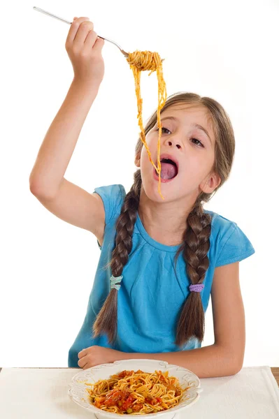 Cute little girl jedzenie spaghetti — Zdjęcie stockowe