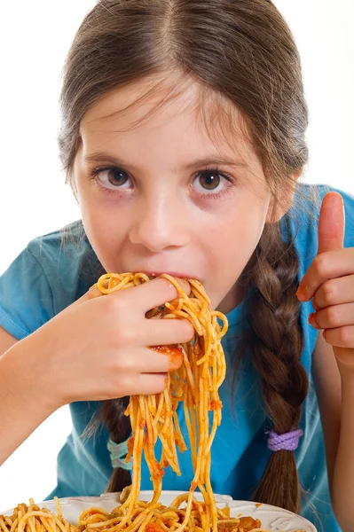 Tatlı küçük kız spagetti yiyor. — Stok fotoğraf