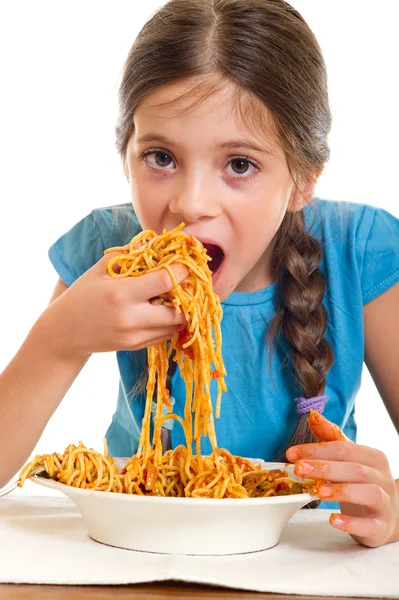Tatlı küçük kız spagetti yiyor. — Stok fotoğraf
