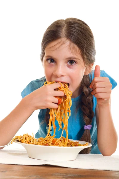 Милая маленькая девочка ест спагетти — стоковое фото