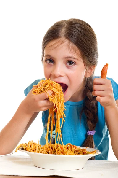 Söpö pieni tyttö syö spagettia — kuvapankkivalokuva