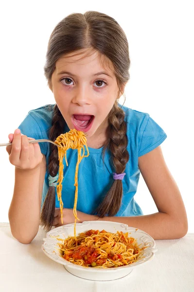 스파게티를 먹는 귀여운 소녀 — 스톡 사진