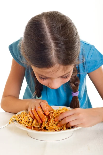 스파게티를 먹는 귀여운 소녀 — 스톡 사진