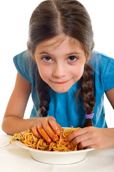 Tatlı küçük kız spagetti yiyor. — Stok fotoğraf