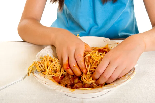 Schattig meisje dat spaghetti eet — Stockfoto