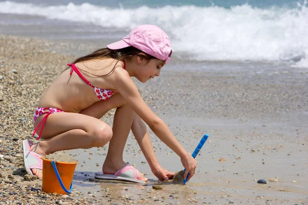 Gadis kecil di pantai — Stok Foto