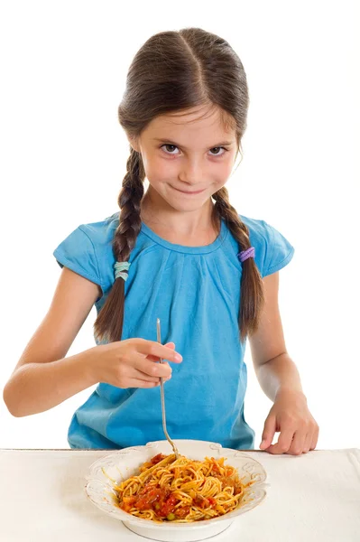 Söpö pieni tyttö syö spagettia — kuvapankkivalokuva