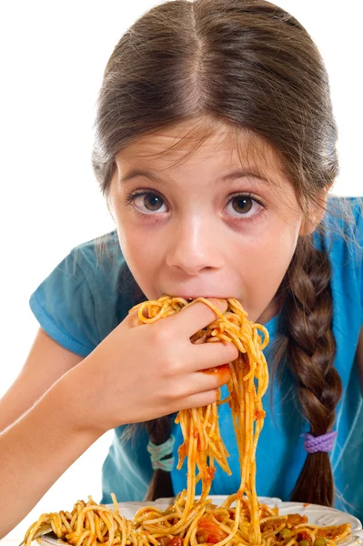 Милая маленькая девочка ест спагетти — стоковое фото