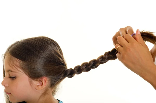 Fazendo trança de cabelo — Fotografia de Stock