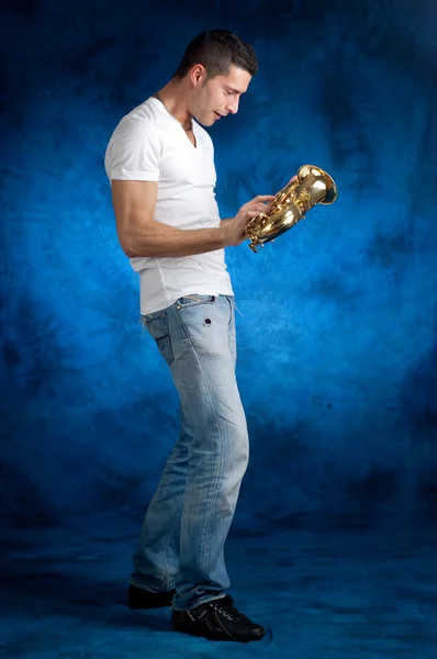 Homme avec saxophone — Photo