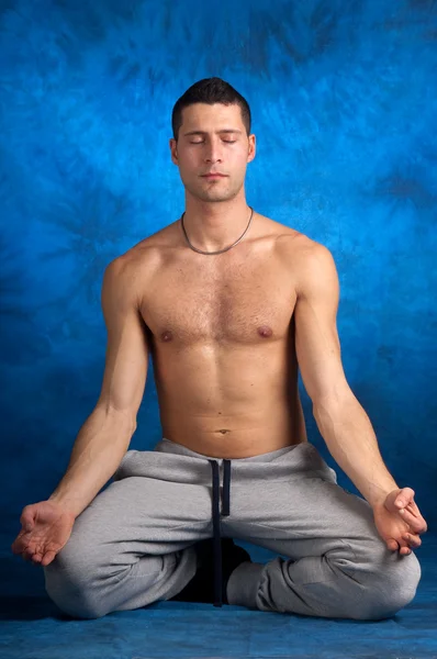 Adam üzerinde yoga konumda — Stok fotoğraf