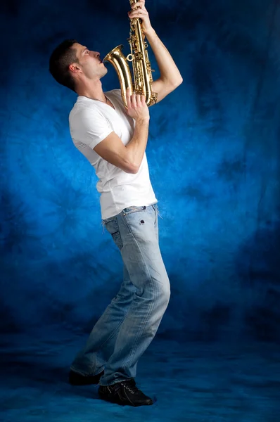 Людина з саксофон — стокове фото