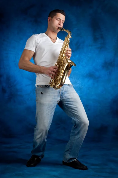 Людина з саксофон — стокове фото