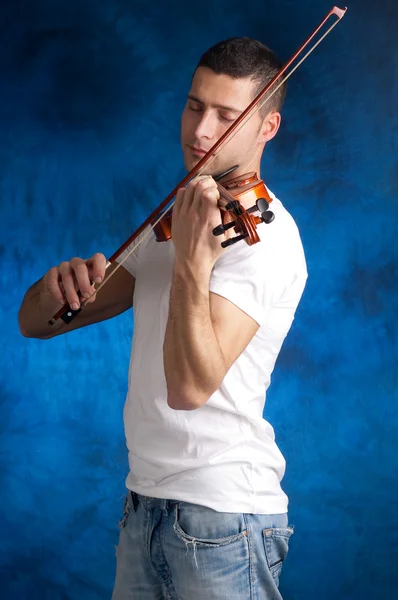 バイオリンを持つ男 — ストック写真