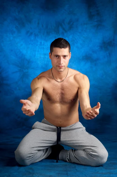 Homem na posição de ioga — Fotografia de Stock