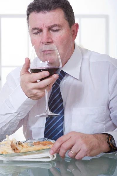 Mann im Restaurant mit Rotwein — Stockfoto