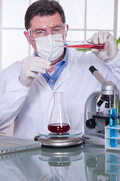 Arts bij laboratoriumonderzoek bloed — Stockfoto