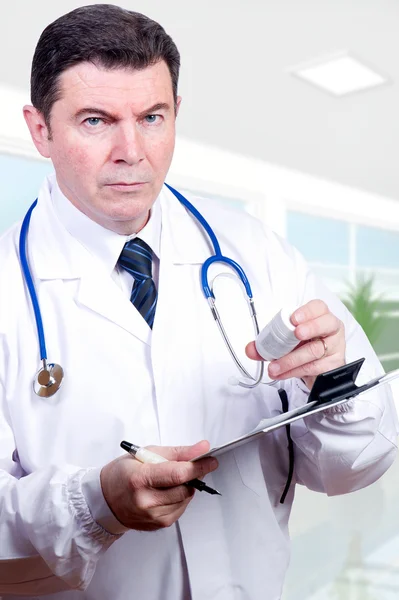 Seriöser Arzt mit Pillen im Krankenhaus — Stockfoto