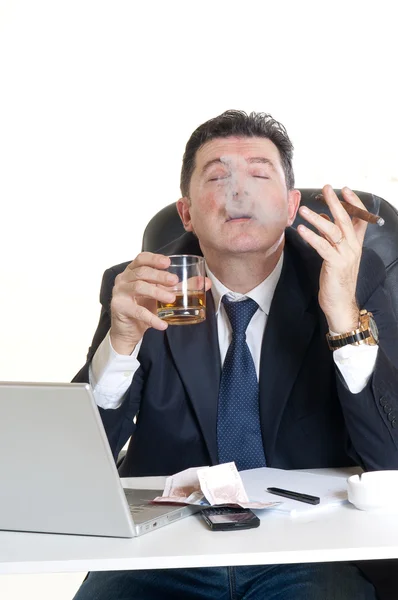 Manager am Arbeitsplatz mit Zigarre — Stockfoto