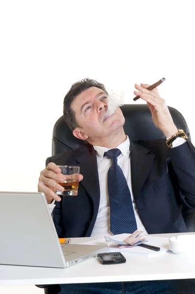Manager am Arbeitsplatz mit Zigarre — Stockfoto