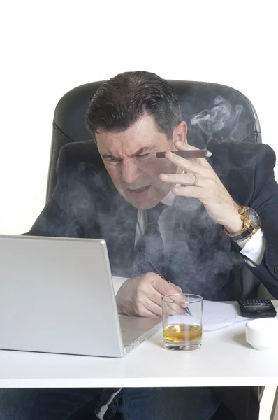 Manager raucht Zigarre am Arbeitsplatz — Stockfoto