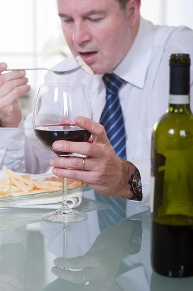 रेस्टॉरंटमध्ये लाल वाईनचा ग्लास असलेला माणूस — स्टॉक फोटो, इमेज