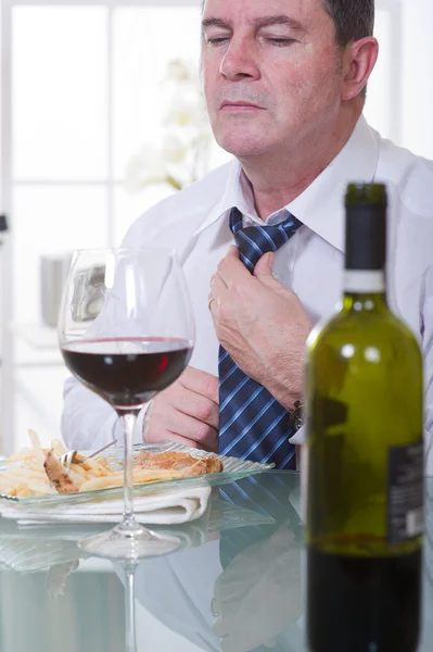 लाल वाईनसह रेस्टॉरंटमध्ये माणूस — स्टॉक फोटो, इमेज