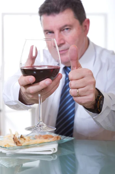 Man op restaurant met rode wijn — Stockfoto