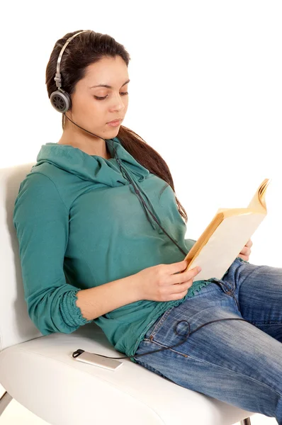 Flickan läsa boken och lyssna mp3-spelare — Stockfoto