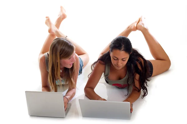 Έφηβοι με laptop — Φωτογραφία Αρχείου