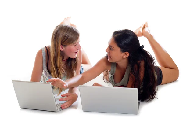 Adolescentes com laptop — Fotografia de Stock