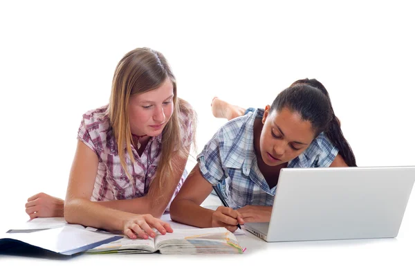 Tonåringar studie med laptop — Stockfoto