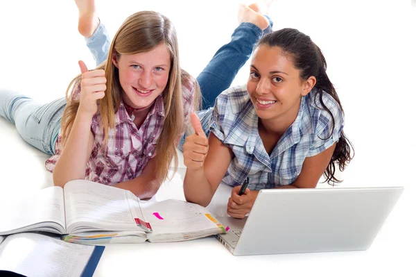 Estudo de adolescentes com laptop — Fotografia de Stock