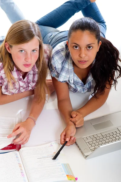 Teens μελέτη με laptop — Φωτογραφία Αρχείου