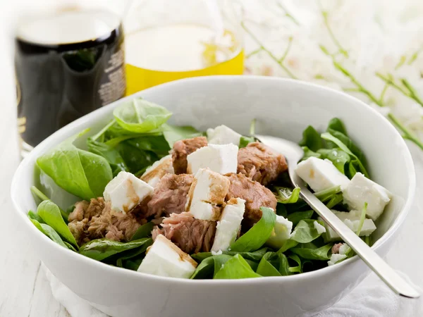 Insalata mista con tonno fresco agli spinaci e formaggio feta — Foto Stock