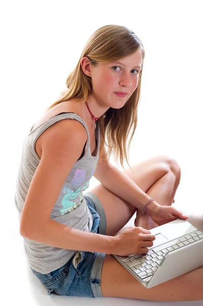 Nastolatka z laptopa — Zdjęcie stockowe