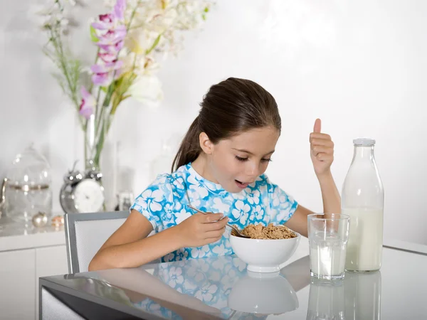 Dziewczynka w porze śniadania — Zdjęcie stockowe