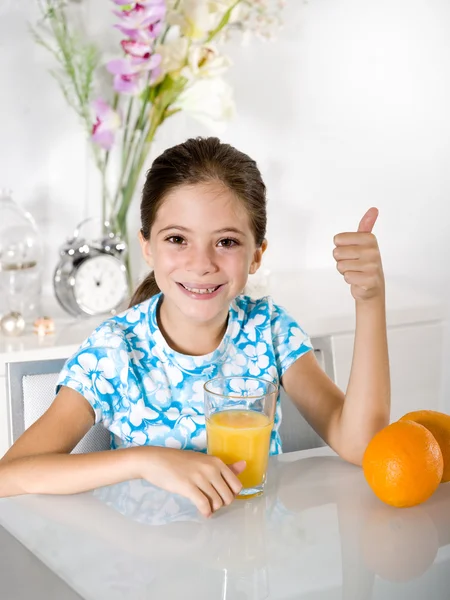 Kleines Mädchen mit Orangensaft Daumen hoch — Stockfoto