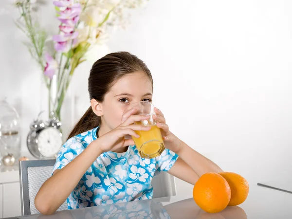 Niña bebiendo jugo de naranja — Foto de Stock