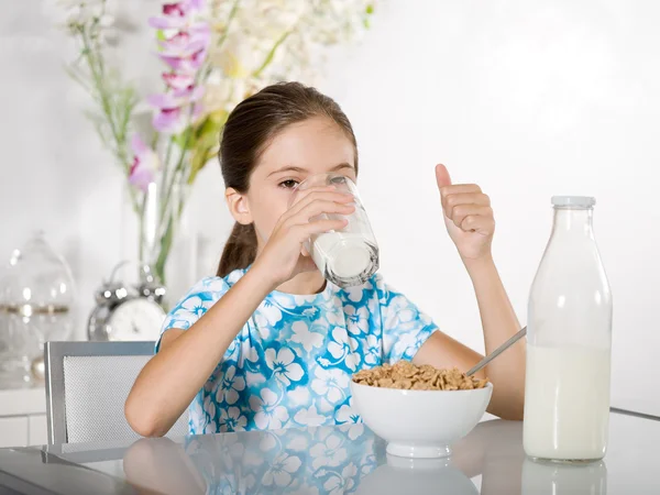 Маленькая девочка во время завтрака — стоковое фото